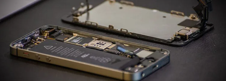 popsuty telefon w trakcie naprawiania